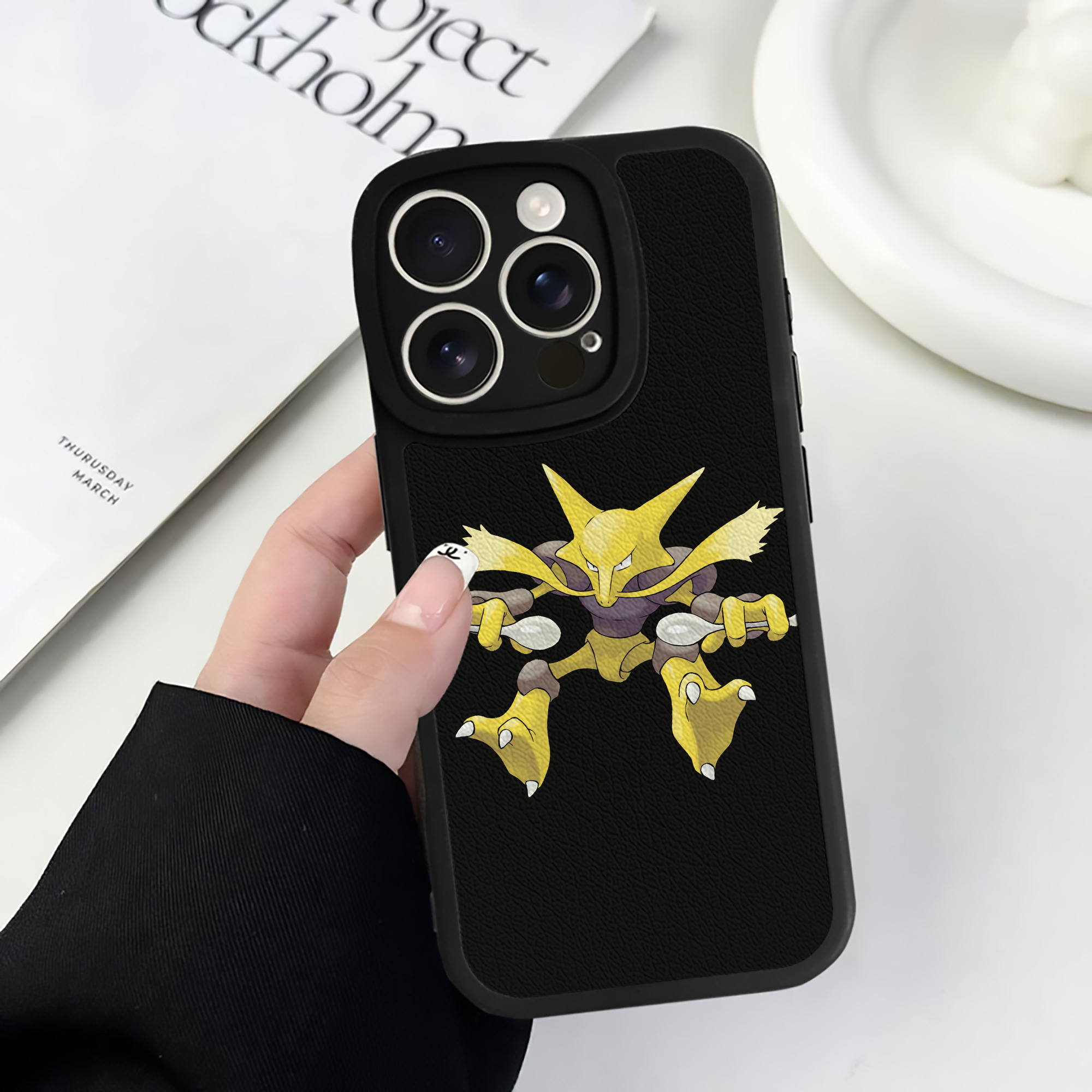（画像用） ポケットモンスター Pokémon 【iPhone 16シリーズ対応】シリコンスマホケース（レザー調） 材質：シリコン